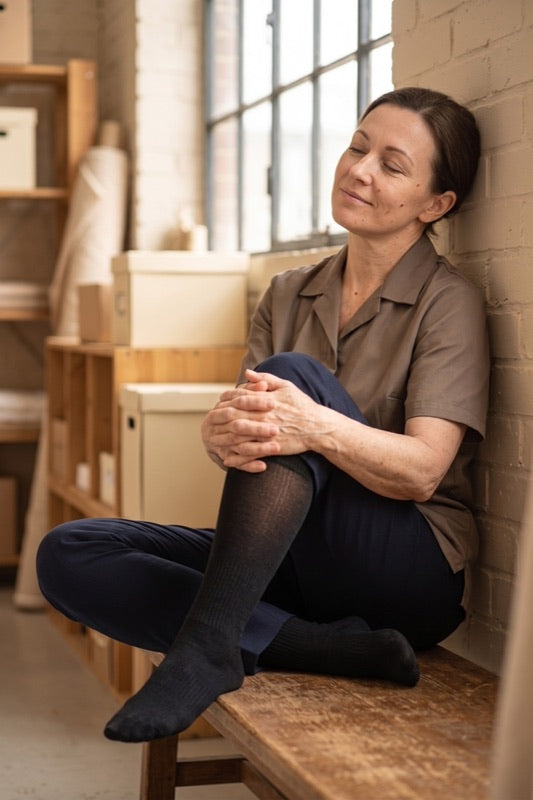 Donna che riposa a fine turno di lavoro