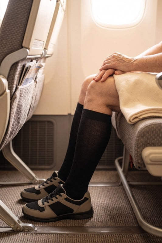 Gambe con calze a compressione in aereo